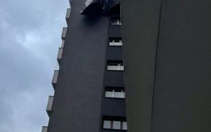 Zerwany dach budynku w Katowicach (2)