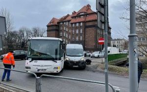 Kolizja autobusu i osobówki na Szkolnej  (1)