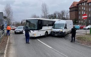 Kolizja autobusu i osobówki na Szkolnej  (5)