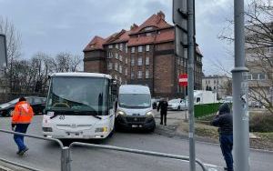 Kolizja autobusu i osobówki na Szkolnej  (7)