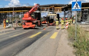 Ciężarówka uszkodziła wiadukt nad S1 w Dąbrowie Górniczej (4)