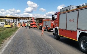 Ciężarówka uszkodziła wiadukt nad S1 w Dąbrowie Górniczej (1)