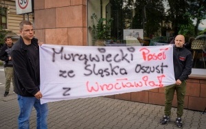 Protest przed biurem poselskim Mateusza Morawieckiego (11)