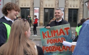 Protest Młodzieżowego Strajku Klimatycznego na rynku w Katowicach (9)