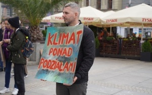 Protest Młodzieżowego Strajku Klimatycznego na rynku w Katowicach (11)