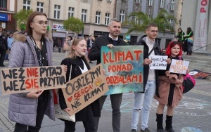 Protest Młodzieżowego Strajku Klimatycznego na rynku w Katowicach (1)