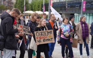 Protest Młodzieżowego Strajku Klimatycznego na rynku w Katowicach (4)