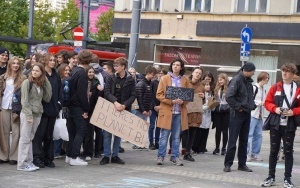 Protest Młodzieżowego Strajku Klimatycznego na rynku w Katowicach (5)