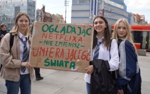 Protest Młodzieżowego Strajku Klimatycznego na rynku w Katowicach (10)