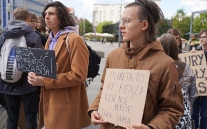 Protest Młodzieżowego Strajku Klimatycznego na rynku w Katowicach (13)