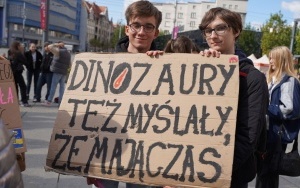 Protest Młodzieżowego Strajku Klimatycznego na rynku w Katowicach (14)