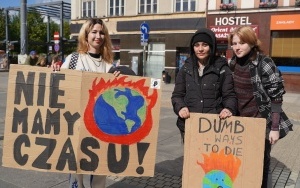 Protest Młodzieżowego Strajku Klimatycznego na rynku w Katowicach (17)