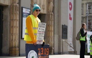 Protest Młodzieżowego Strajku Klimatycznego na rynku w Katowicach (18)