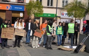 Protest Młodzieżowego Strajku Klimatycznego na rynku w Katowicach (19)