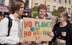 Protest Młodzieżowego Strajku Klimatycznego na rynku w Katowicach (3)