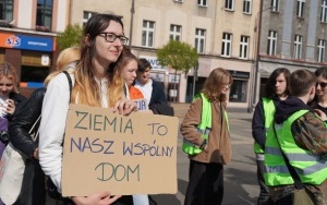 Protest Młodzieżowego Strajku Klimatycznego na rynku w Katowicach (4)