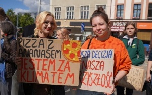 Protest Młodzieżowego Strajku Klimatycznego na rynku w Katowicach (5)