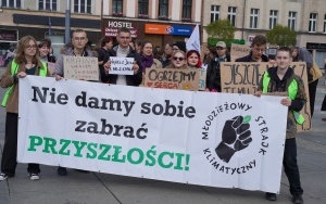 Protest Młodzieżowego Strajku Klimatycznego na rynku w Katowicach (11)