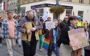 Protest Młodzieżowego Strajku Klimatycznego na rynku w Katowicach (13)