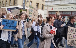 Protest Młodzieżowego Strajku Klimatycznego na rynku w Katowicach (14)