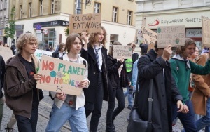 Protest Młodzieżowego Strajku Klimatycznego na rynku w Katowicach (15)