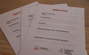 Fundacja Wolne Miejsce rozdaje seniorom Karty życia (4)