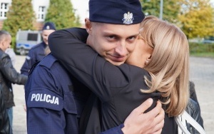 Nowi policjanci odebrali gratulacje od swoich bliskich (3)