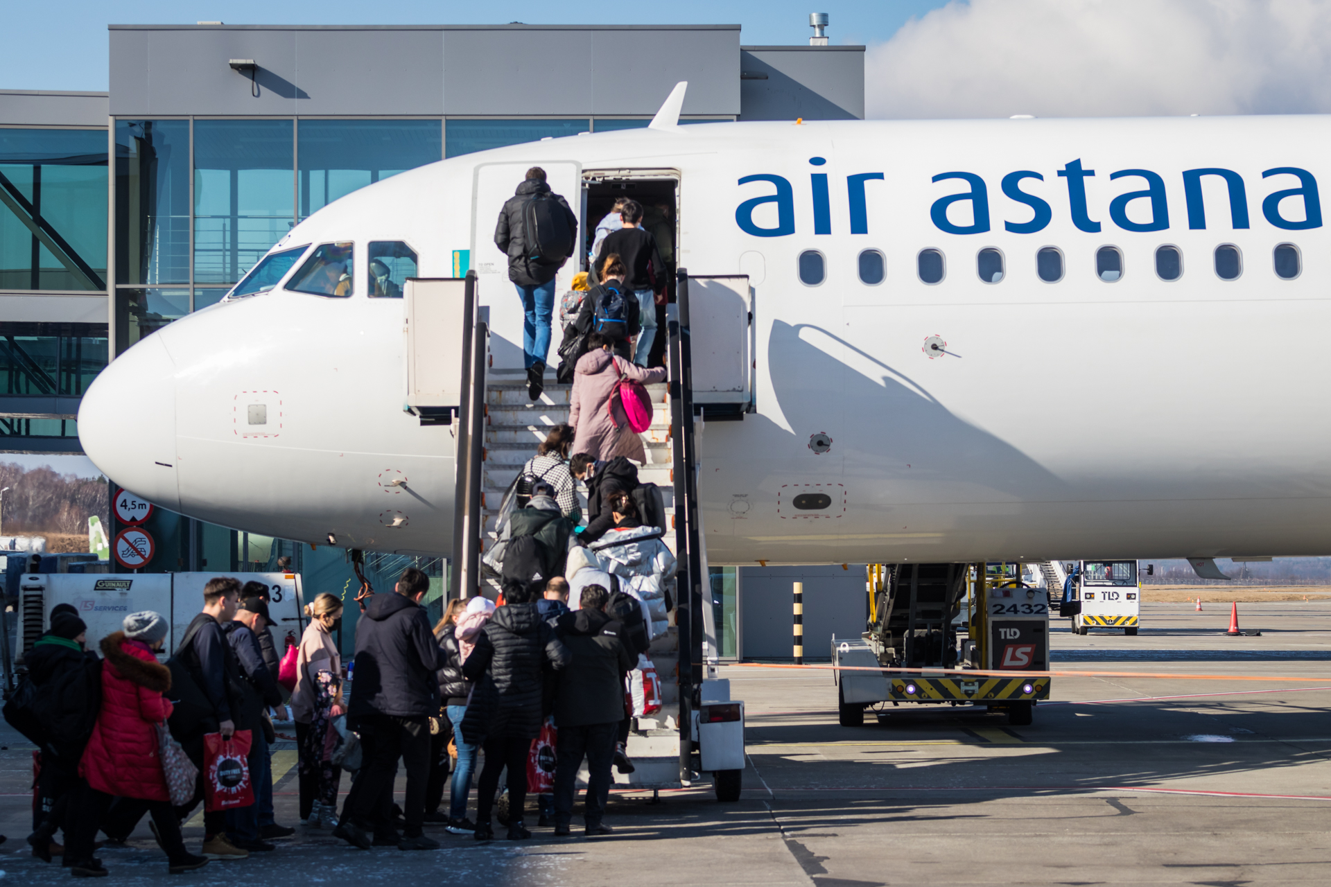 Fot. Piotr Adamczyk. Uchodźcy z Ukrainy wracają samolotami do swoich krajów