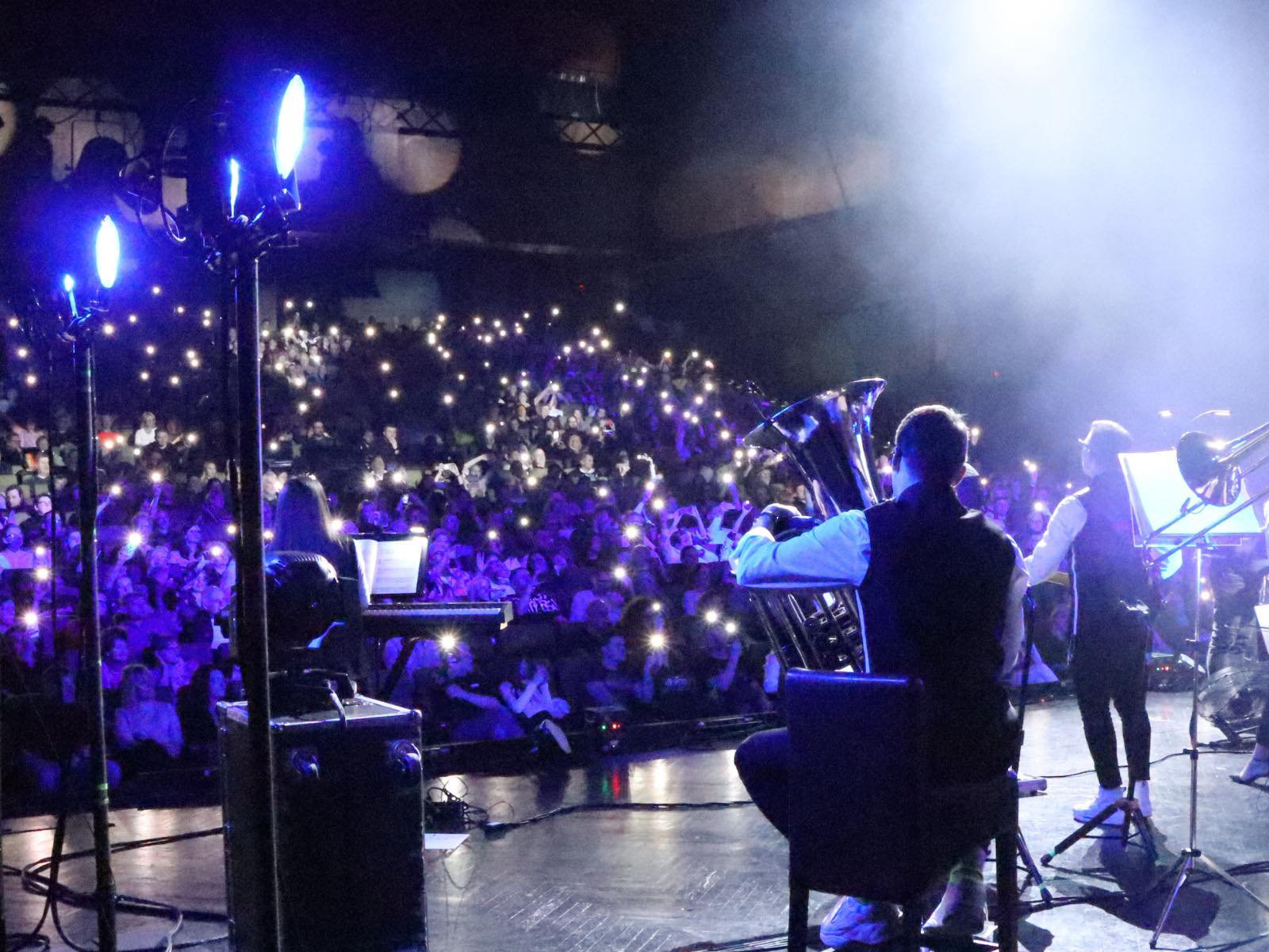 sala koncertowa tłum ze światełkami