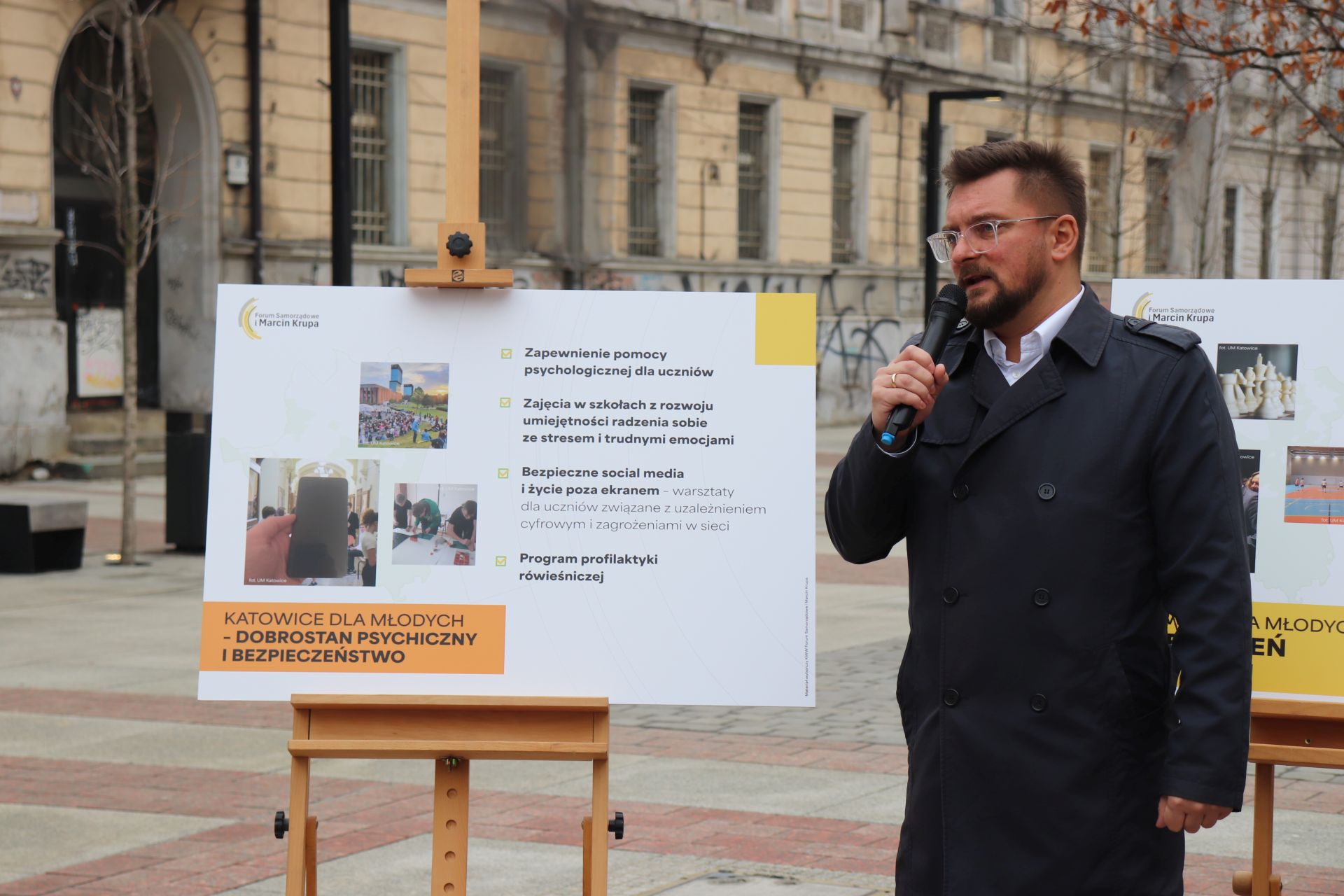 Briefing prasowy komitetu Forum Samorządowe i Marcin Krupa na ulicy Dworcowej w Katowicach