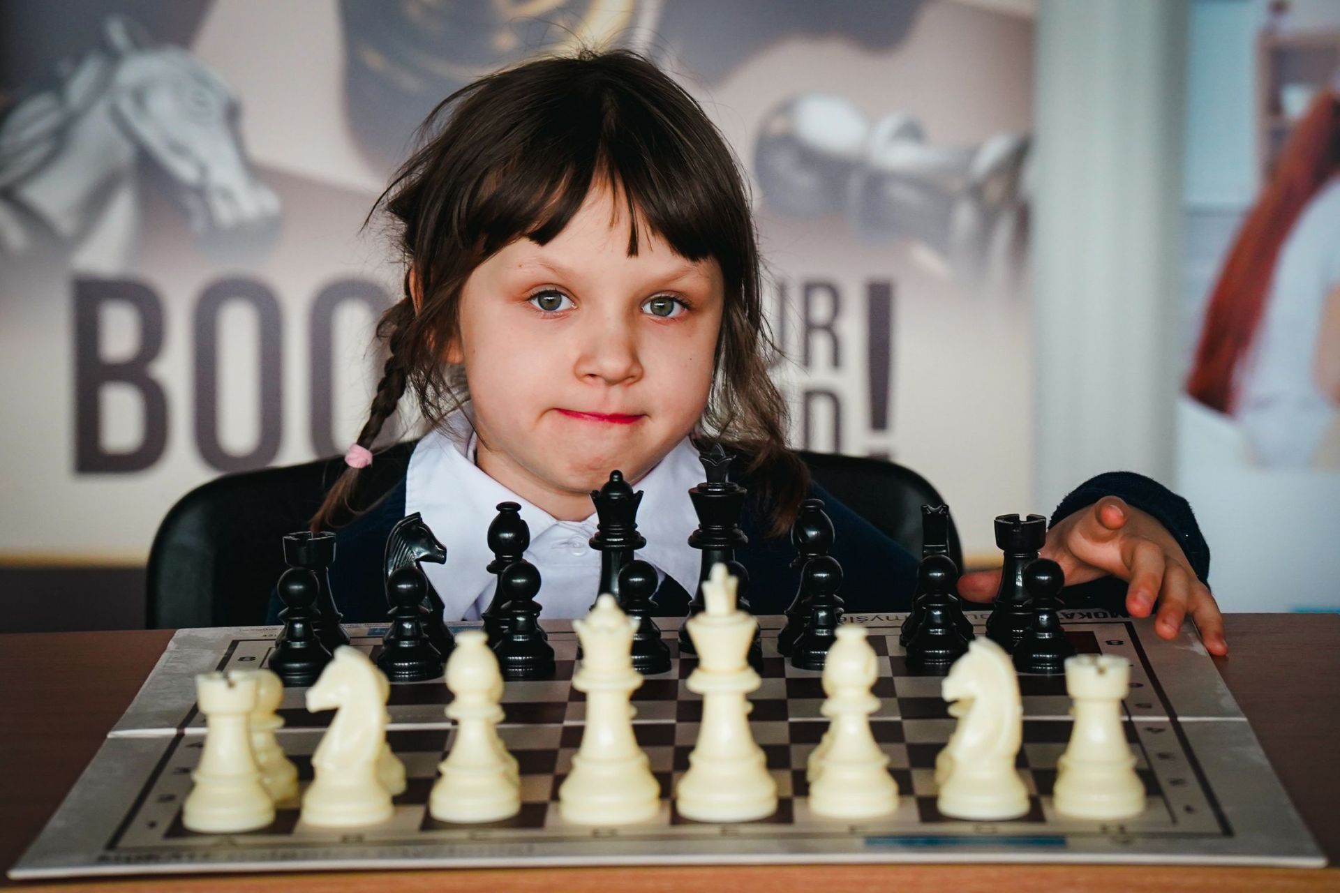 dziewczynka przy szachownicy