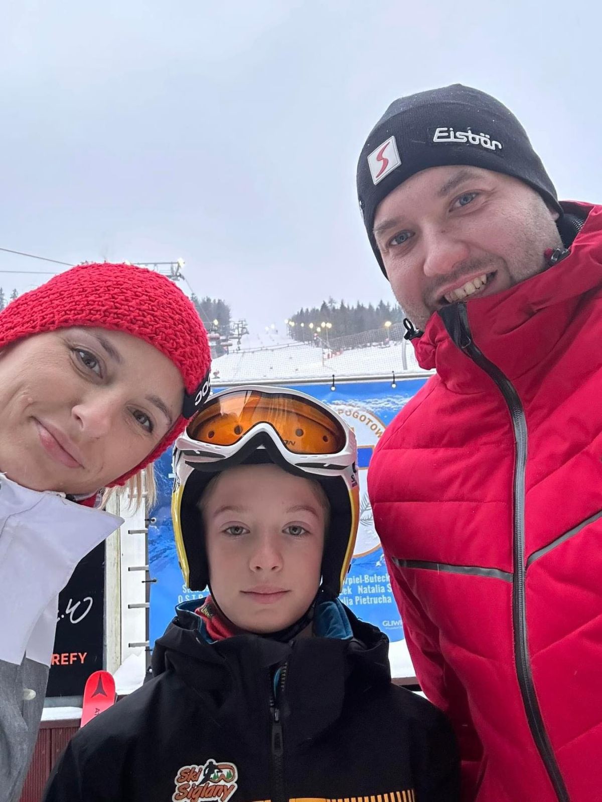 11-letni narciarz Radosław Węglarz z rodzicami na stoku narciarskim