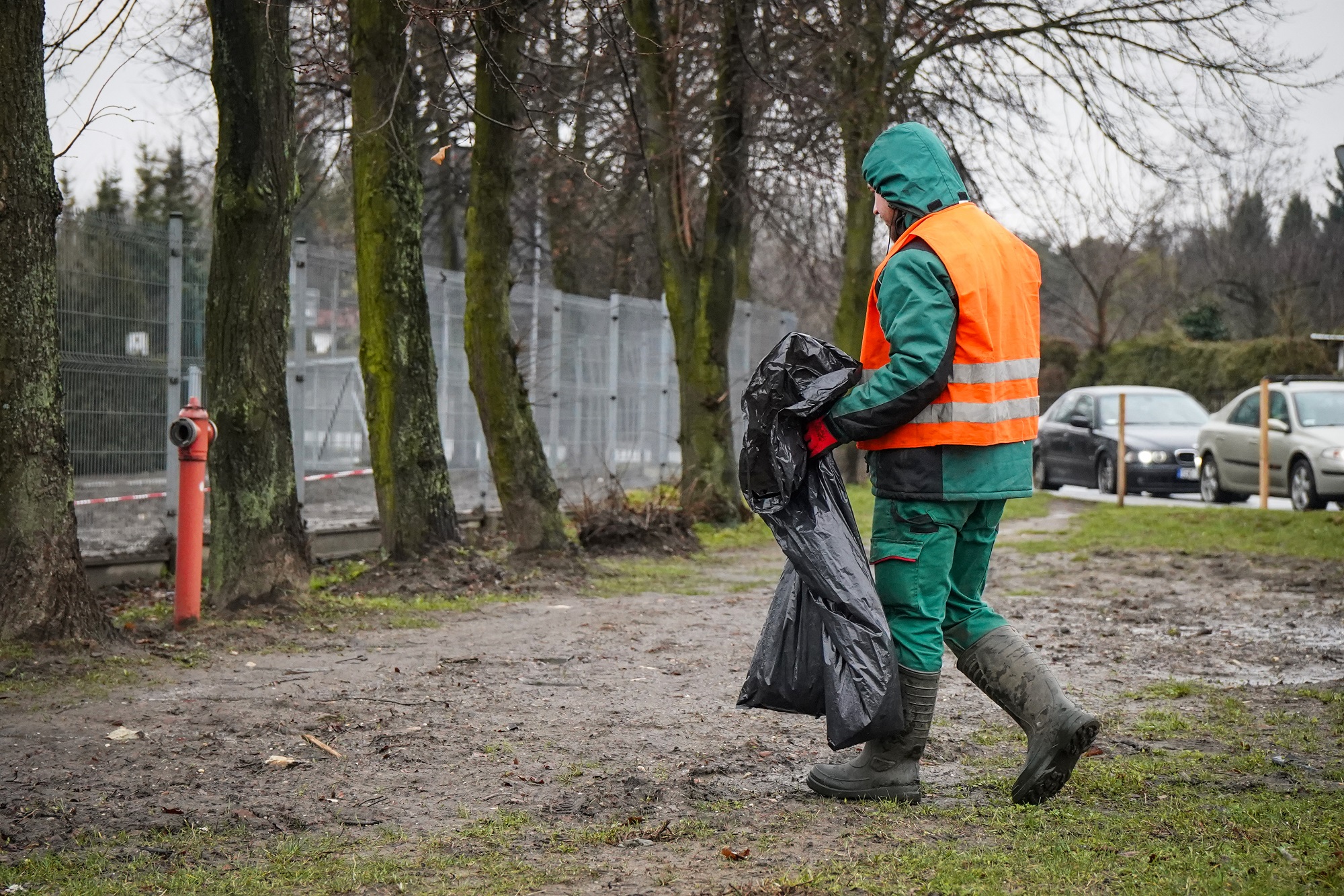 pan sprzątający z workiem na śmieci