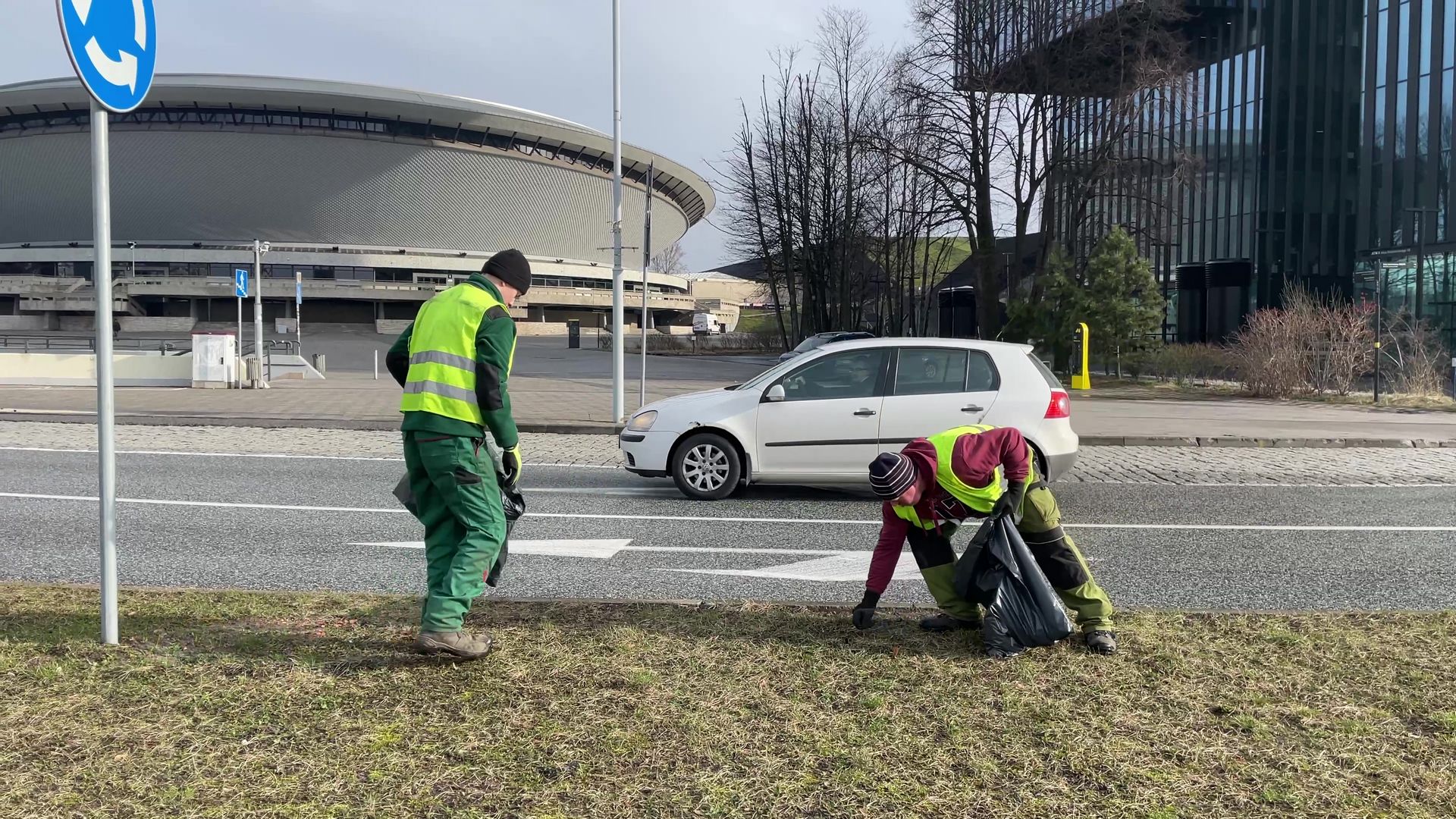 sprzatanie skweru przed spodkiem w Katowicach