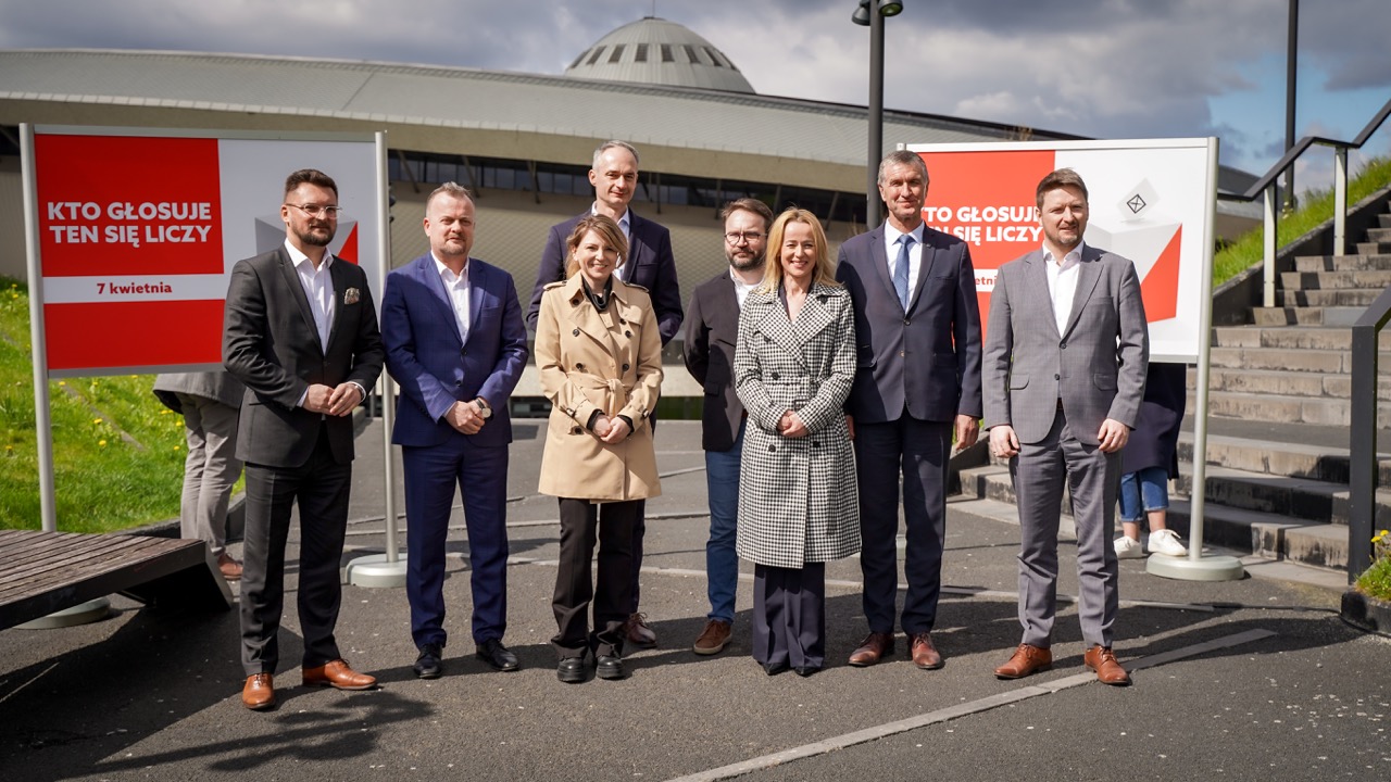 Profrekwencyjna konferencja prasowa na dachu Międzynarodowego Centrum Kongresowego w Katowicach