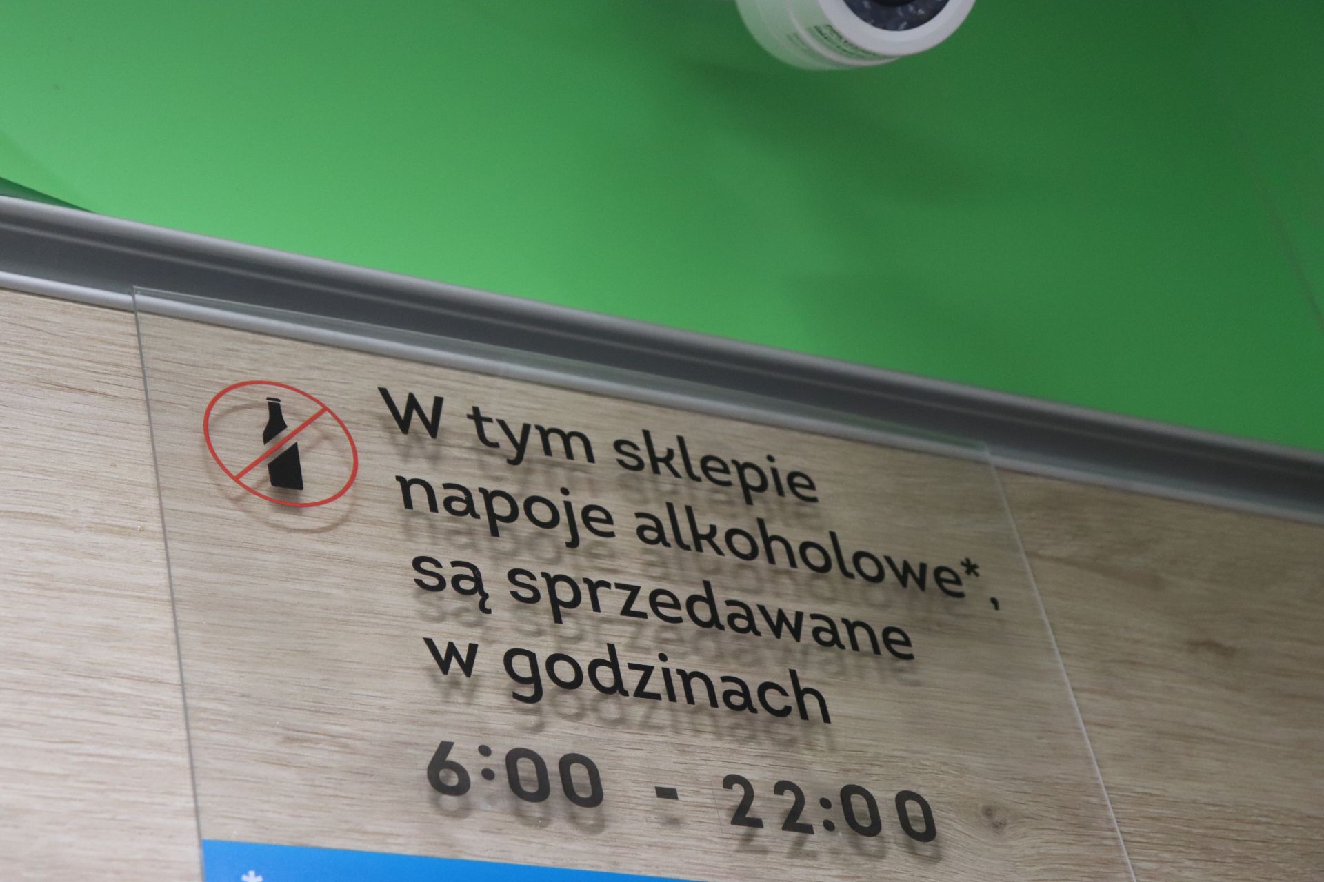 Tabliczka informująca o tzw. nocncej prohibicji w jednym z katowickich sklepów