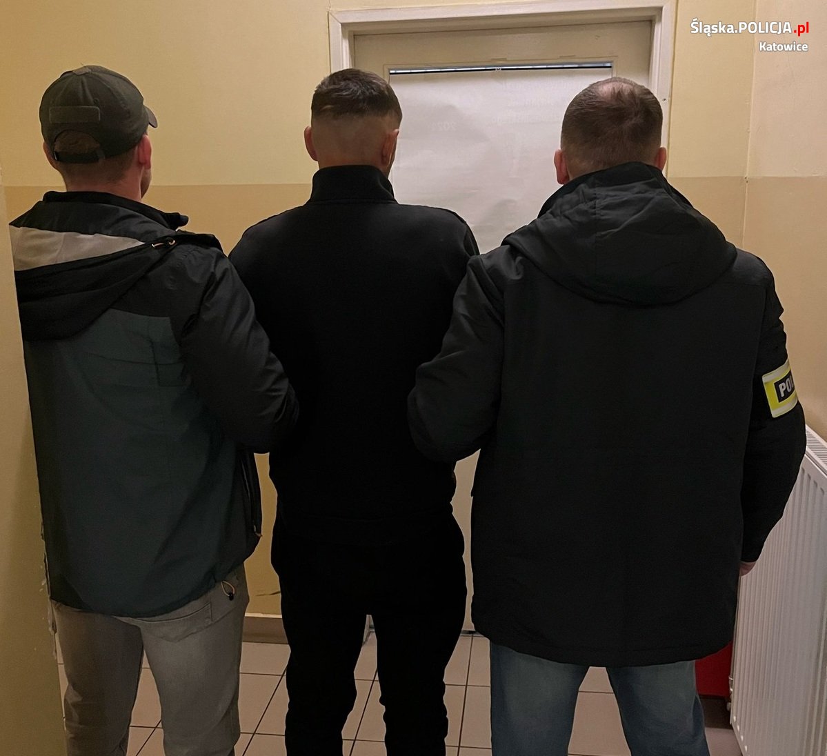 Policjanci prowadzą zatrzymanego za pobicie w Katowicach