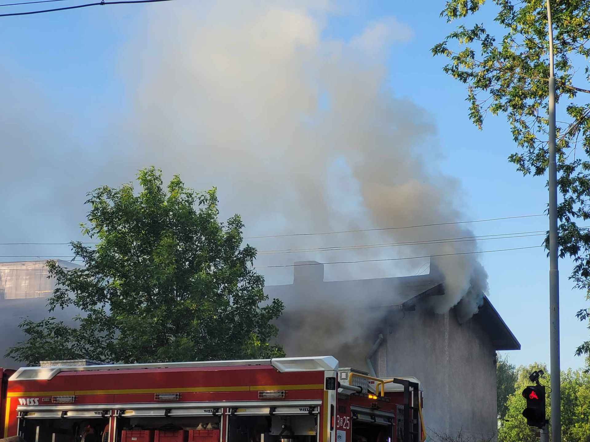 pożar pustostanu dym unąszący się z budynku