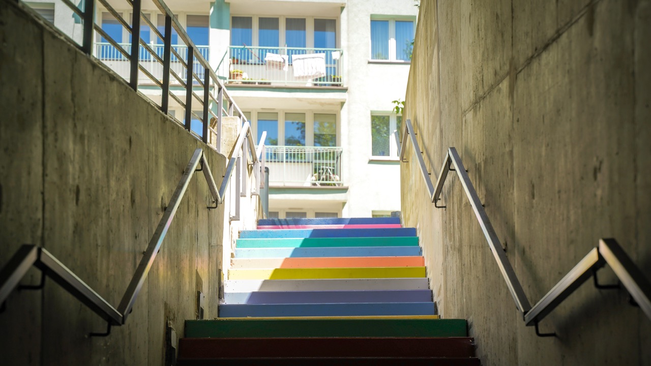 Kolorowe schody przy ulicy Raciborskiej 50 w Katowicach