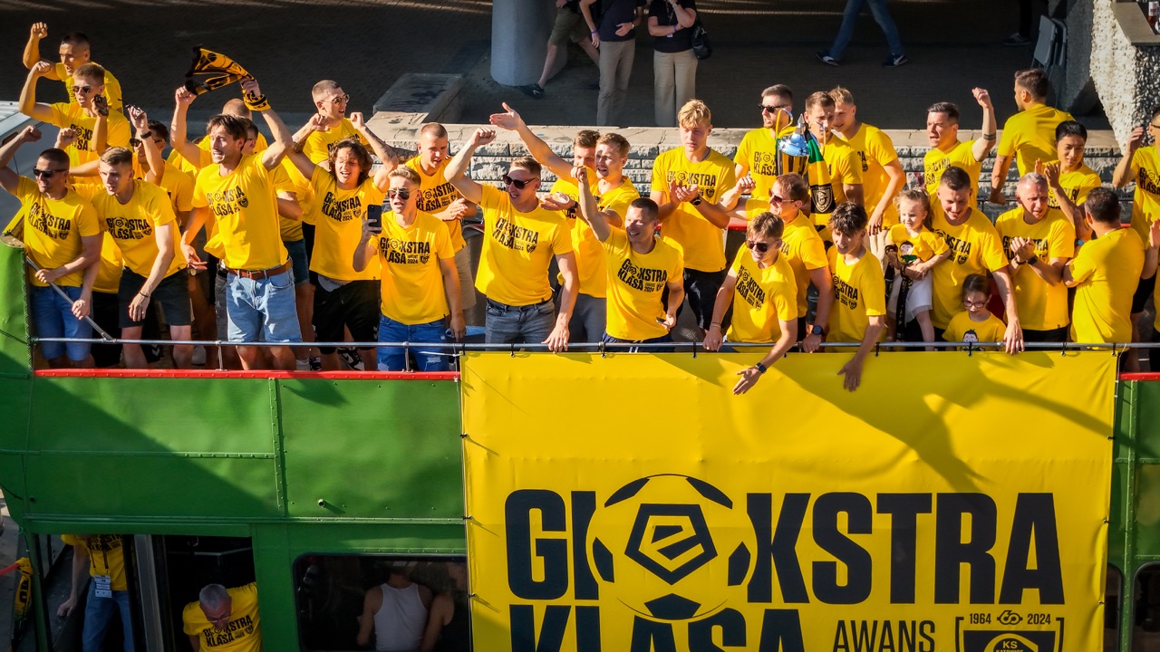 Piłkarze GKS Katowice świętujący awans do Ekstraklasy