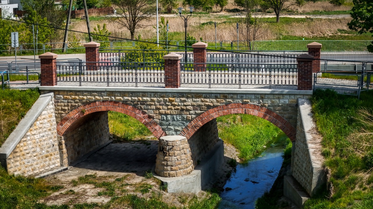 Zabytkowy most nad rzeką Mleczną w Katowicach-Podlesiu