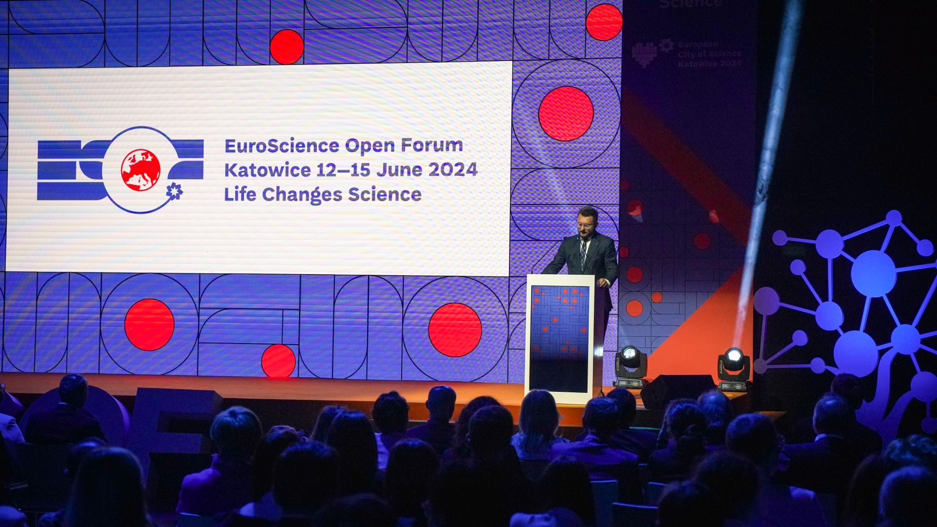 debata i paneliści na scenie euroscence open forum 2024