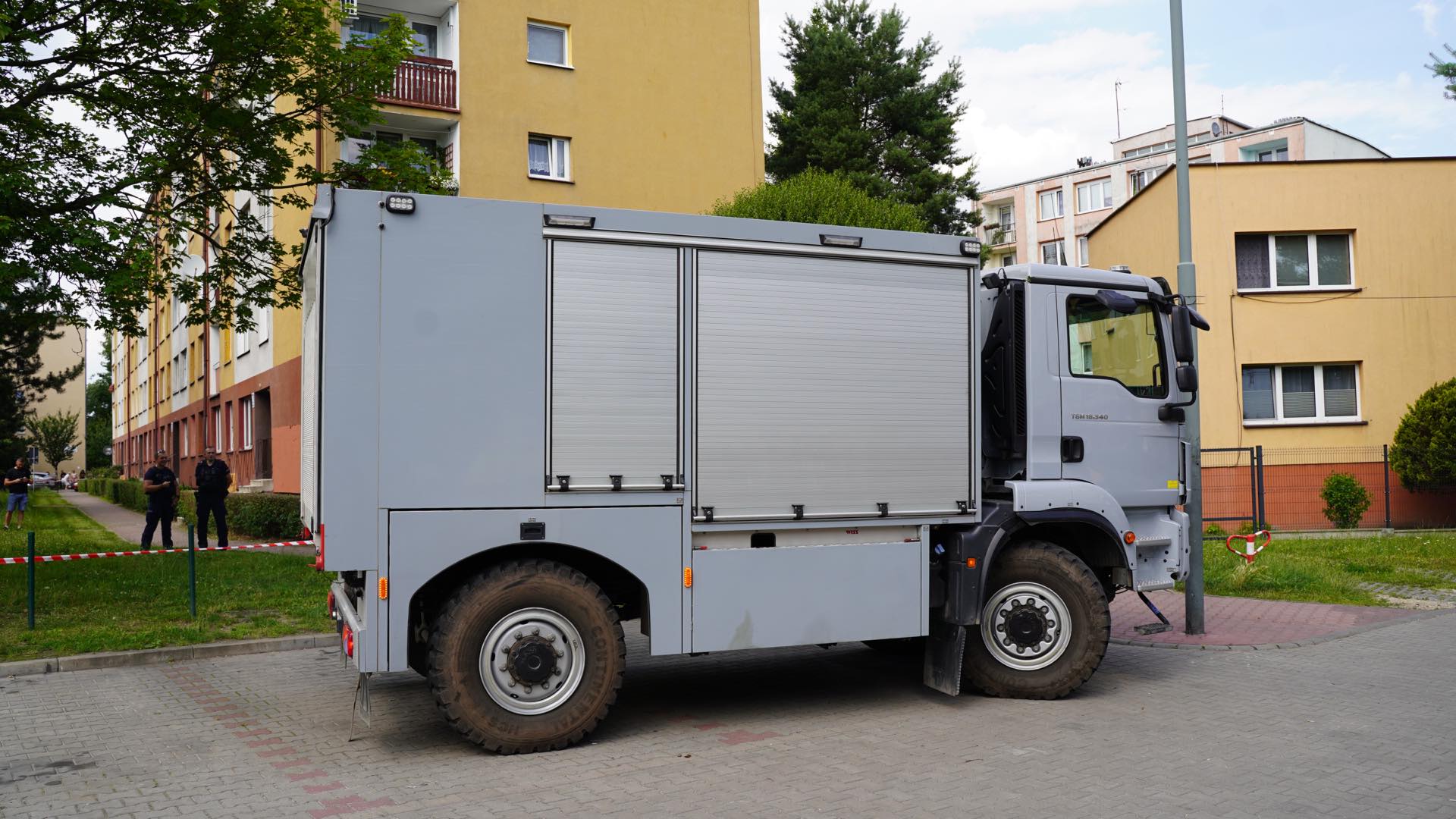 Policja zabezpiecza materiały wybuchowe znalezione w piwnicy bloku przy ul. Zamkowej 61 w Katowicach