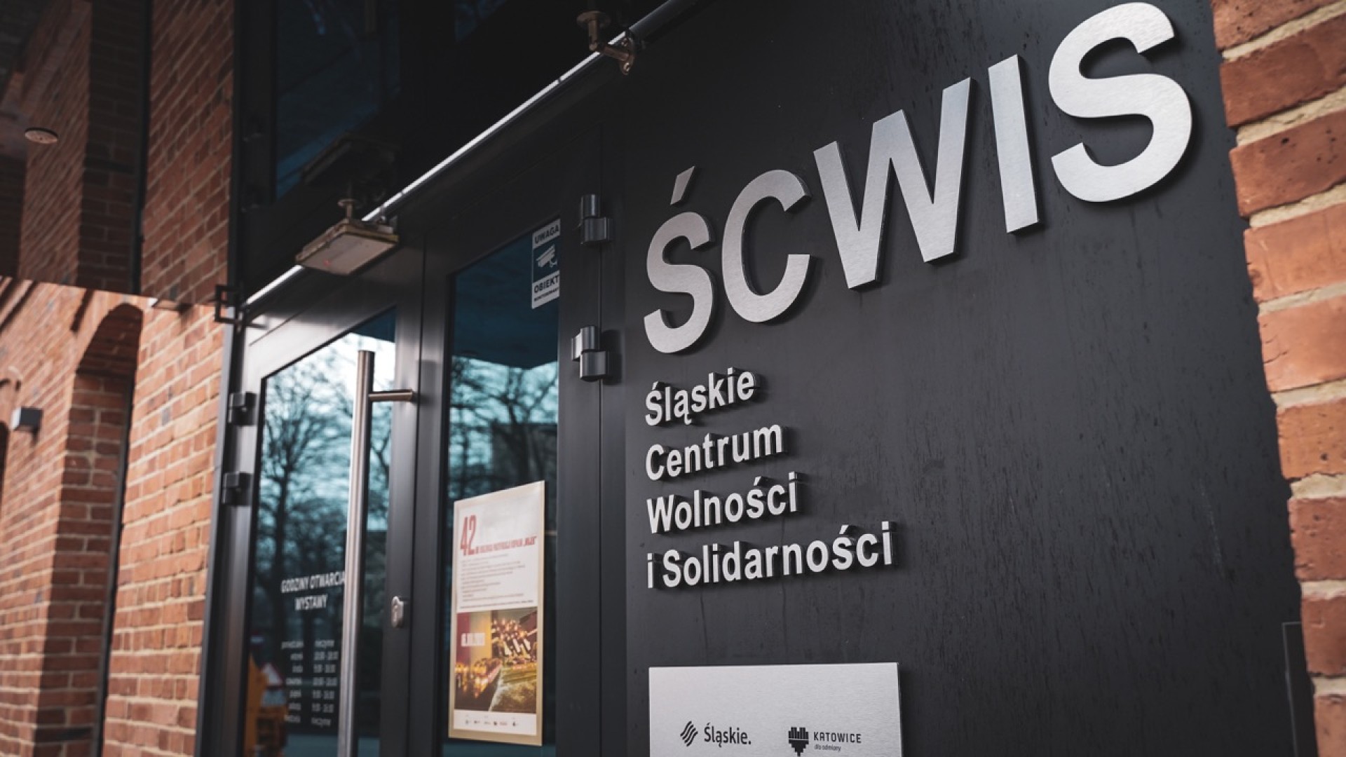 Wejście do Śląskiego Centrum Wolności i Solidarności w Katowicach