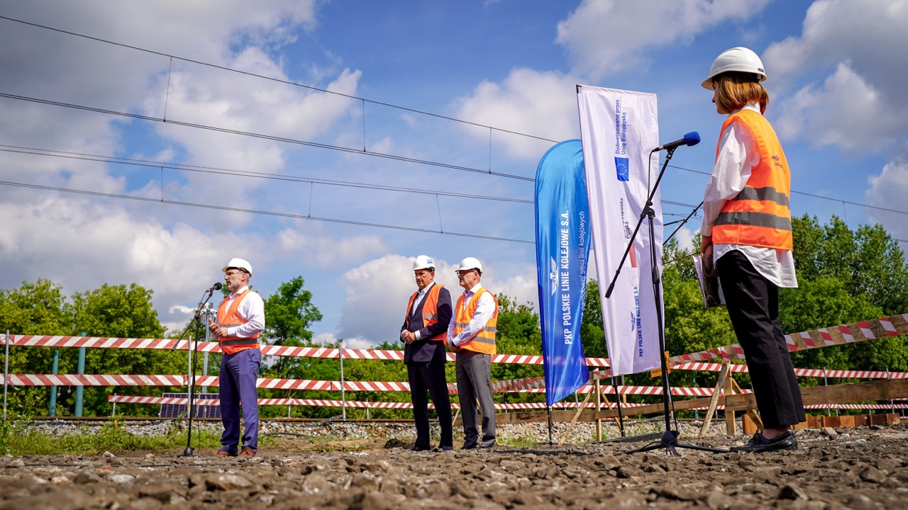 Briefing prasowy zapowiadający modernizację linii E65 przez PKP PLK na nowo budowanym przystanku Szopienice Morawa