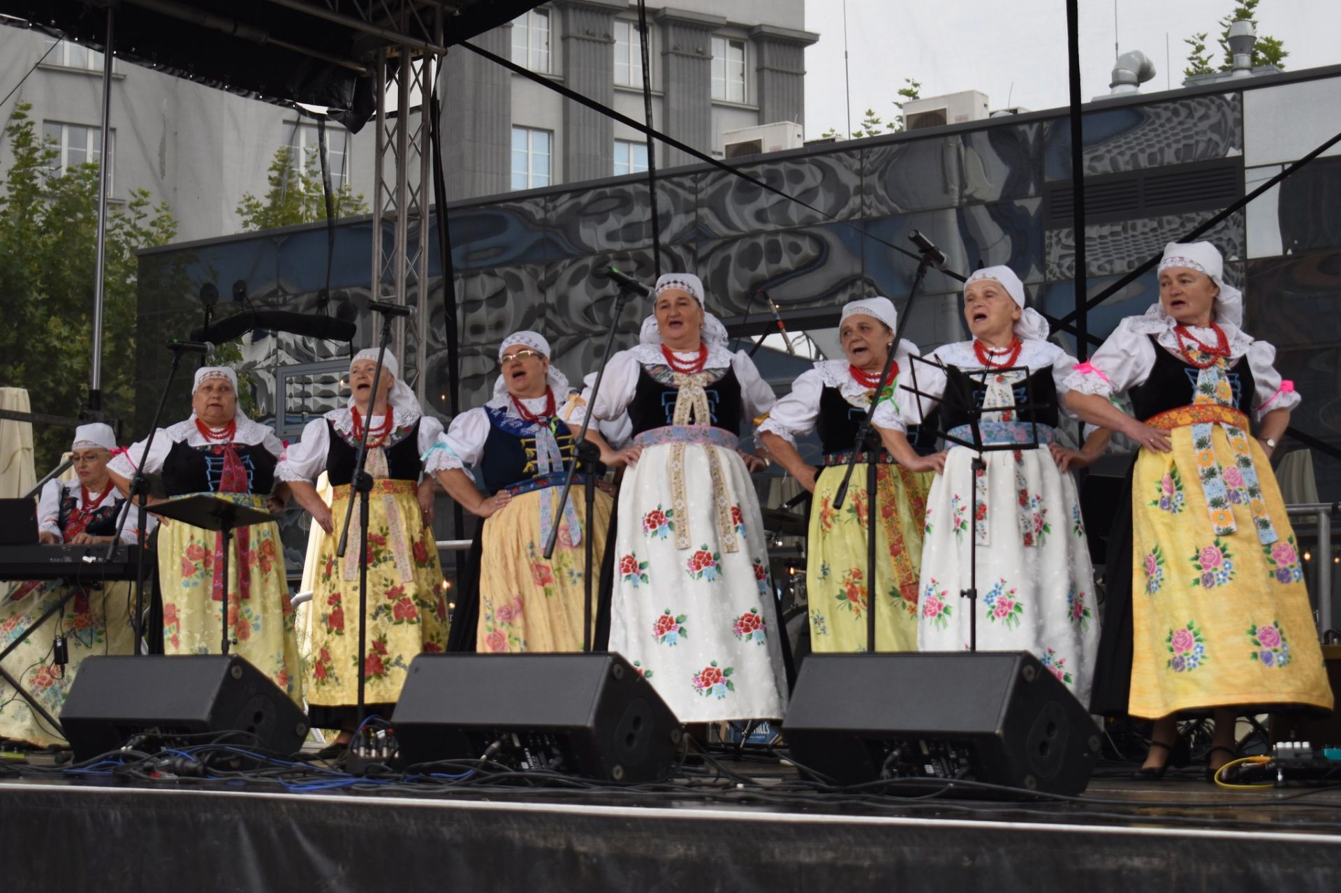 Zespół regionalny Podlesianki na scenie Katowickiego Dnia Seniora