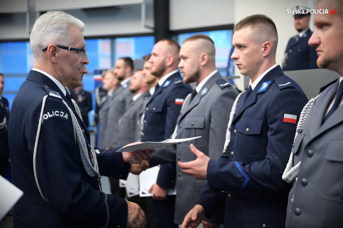 Policjant otrzymuje wyróżnienie w KWP w Katowicach