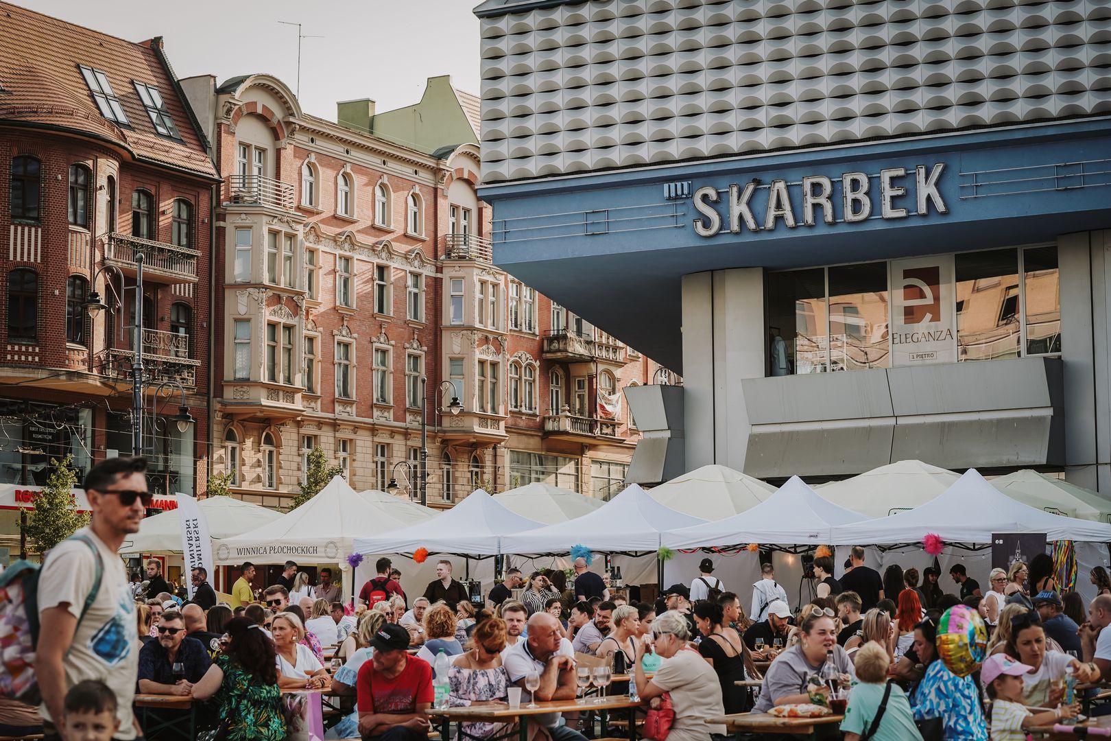 festa vinoteki i budynek Skarbka