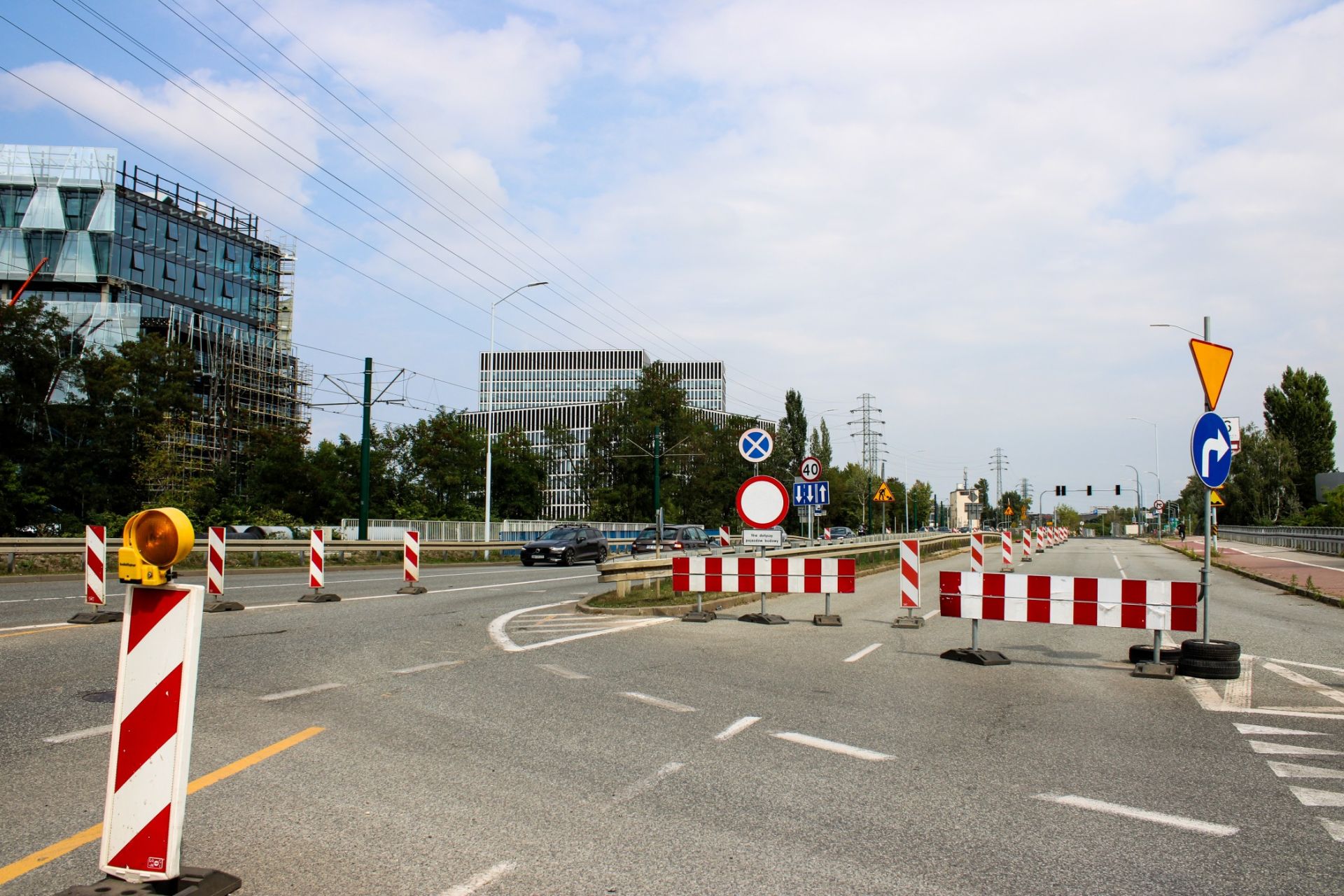 służba drogowa napis na pomarańczowym tle