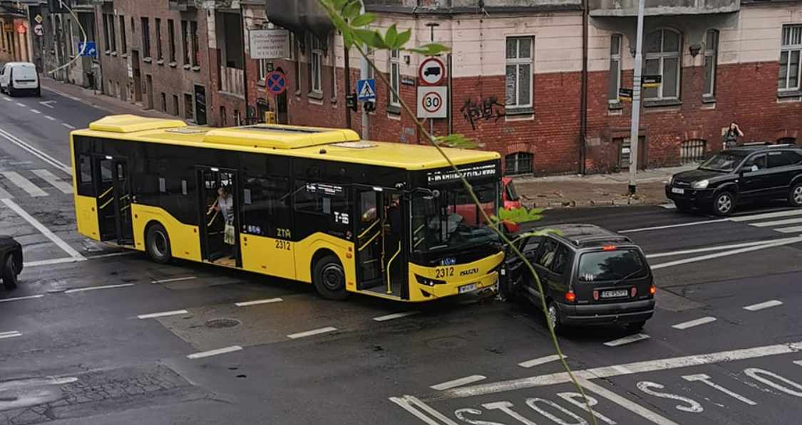 kolizja autobusu i samochodu osobowego